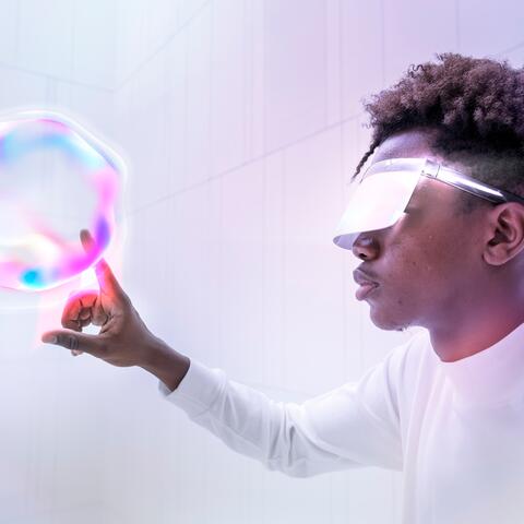 <a href="https://www.magnific.com/nl/vrije-photo/virtuele-assistent-technologiecirkel-met-zwarte-man-met-behulp-van-transparante-digitale-remix-op-scherm_17122799.htm">Afbeelding van rawpixel.com op Magnific</a>
